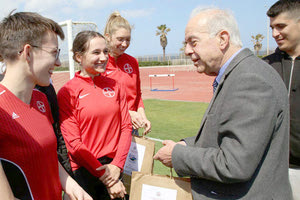 Το βοηθητικό γήπεδο του Παγκρητίου, όπου πραγματοποιούν την προετοιμασία τους ομάδες στίβου από την Γερμανία, επισκέφθηκε χθες  ο δήμαρχος Ηρακλείου Βασίλης Λαμπρινός.