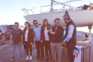 Ο κ. Μαμουλάκης βραβεύει το πλήρωμα του κ. Καπνίση