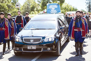 ΜΕ ΜΑΝΤΙΝΑΔΕΣ ΕΙΠΑΝ ΤΟ “ΑΝΤΙΟ” ΣΤΟΝ ΑΡΧΙΕΠΙΣΚΟΠΟ ΑΥΣΤΡΑΛΙΑΣ ΣΤΥΛΙΑΝΟ