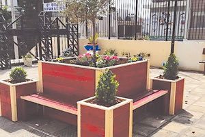 Ένα μνημείο την αυλή του 6ου ΕΠΑΛ Ηρακλείου για τους συμμαθητές τους του 17χρονου Άγγελου Κανάκη που έπεσε θύμα τροχαίου δυστυχήματος.