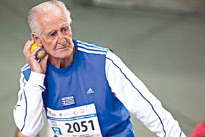 Ο 90χρονος σούπερ παπούς Χατζηεμμανουήλ Παγκόσμιο Πρωτάθλημα Κλειστού Στίβου Βετεράνων