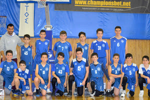 Η ομάδα μίνι Παίδων μπάσκετ του «Ηράκλειο» Ο.Α.Α με τον προπονητή τους κ. Δελατόλα