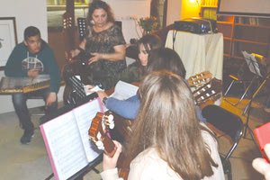 Η μουσικός Νεκταρία Δασκαλάκη ερμηνεύει τα μουσικά έργα της, με τους μαθητές της