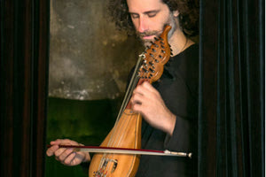 ΓΙΩΡΓΟΣ ΚΑΛΟΥΔΗΣ: Ο καλλιτέχνης που παίζει Μπαχ με κρητική λύρα