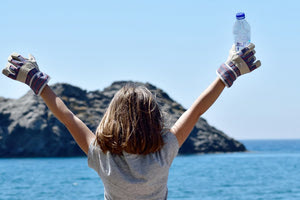 καθαρίζουν παραλία