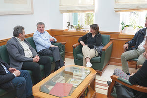 ουσικό Σχολείο Ηρακλείου: ο Σύλλογος Γονέων και Κηδεμόνων του Μουσικού χολείου Ηρακλείου είχε συνάντηση με τον περιφερειάρχη Κρήτης, κ. Σταύρο Αρναουτάκη, παρουσία του βουλευτή Ηρακλείου, κ. Νίκου Ηγουμενίδη