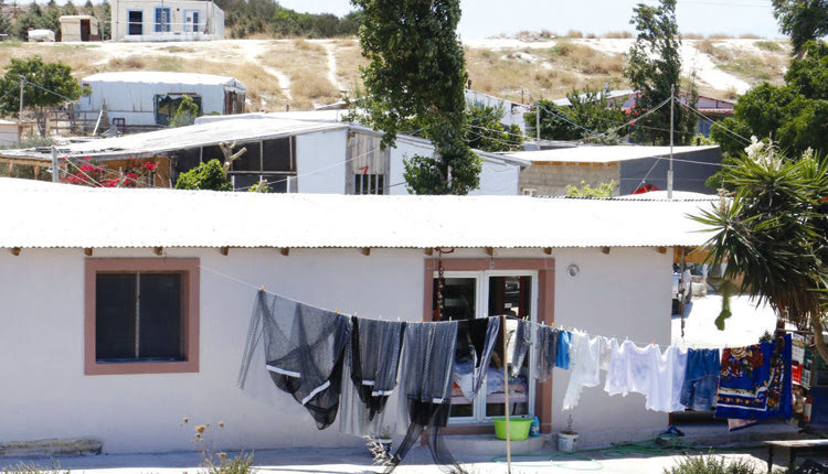 στον καταυλισμό των Ρομά στη Νεα Αλικαρνασσό