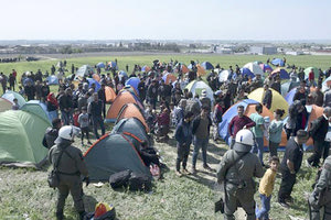 Αναβρασμός επικρατεί από προχθές στην περιοχή των Διαβατών Θεσσαλονίκης, όπου έχουν συγκεντρωθεί εκατοντάδες πρόσφυγες και μετανάστες