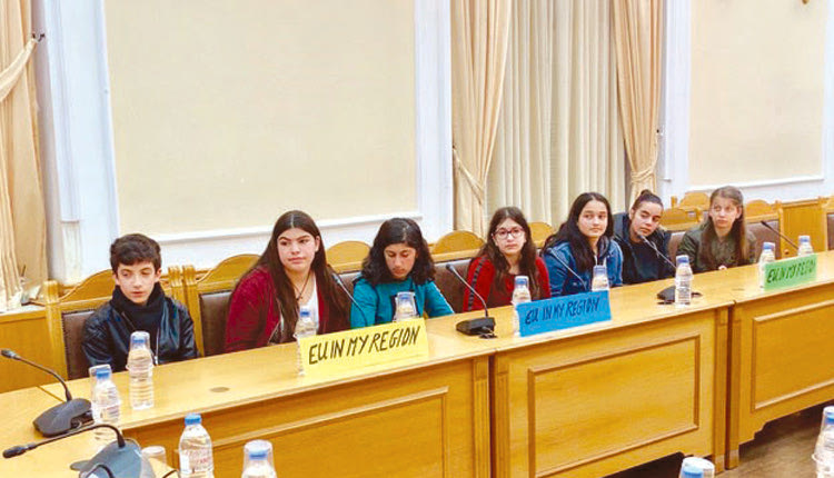 μαθητές από το 1ο Γυμνάσιο Ηρακλείου που συμμετείχαν στο πρόγραμμα «Η Ευρώπη στην Περιφέρειά μου» (Europe in My Region)