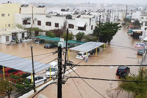 Βουλιάζει ο Μακρύς Γιαλός