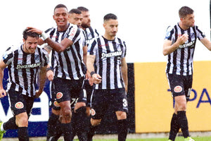 Ο Βαζ πανηγυρίζει το γκολ που πέτυχε μαζί με τον Φερέιρα και τους άλλους παίκτες του ΟΦΗ