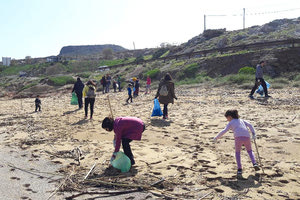 Μάζεψαν τα σκουπίδια από την παραλία του Τομπρούκ