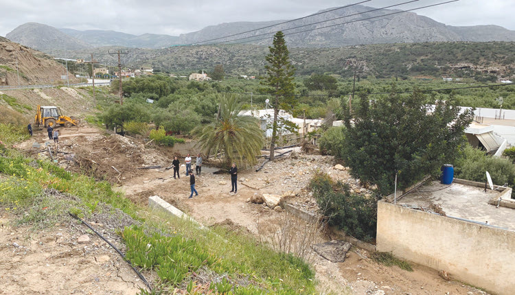 Αυτοψία στην περιοχή της Σητείας πραγματοποίησε ο Περιφερειάρχης Στ. Αρναουτάκης.