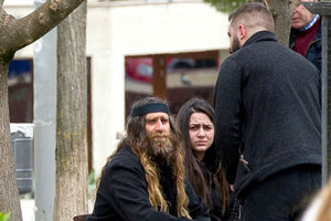 Οι γονείς του Βαγγέλη Γιακουμάκη έξω από το δικαστήριο Ιωαννίνων