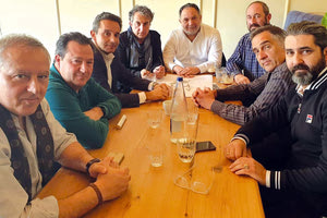 Ο υποψήφιος δήμαρχος Γιάννης Κουράκης, συναντήθηκε με τον Πρόεδρο Μιχάλη Δελάκη και τα μέλη του Δ.Σ. του Ο.Α.Α.Η. προκειμένου να συζητήσουν το θέμα που έχει προκύψει μετά την πρόθεση της Αρχαιολογίας να κλείσει τα γήπεδα τένις