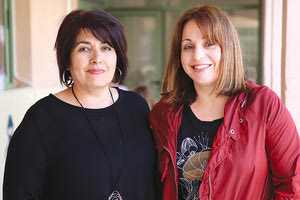 Οι περήφανες δασκάλες του 9ου Δ.Σ.Η. κ.κ. Εβίτα Μανασσάκη και Μαρία Σφακιανάκη