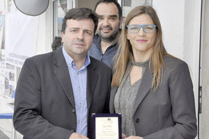 Ο κ. Συριγωνάκης παίρνει την πλακέτα της Περιφέρειας από την κ. Λογοθέτη