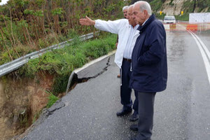 Στα σημεία του δρόμου που υπέστησαν καθίζηση εξαιτίας των βροχοπτώσεων πραγματοποίησε αυτοψία ο δήμαρχος Ηρακλείου Βασίλης Λαμπρινός.