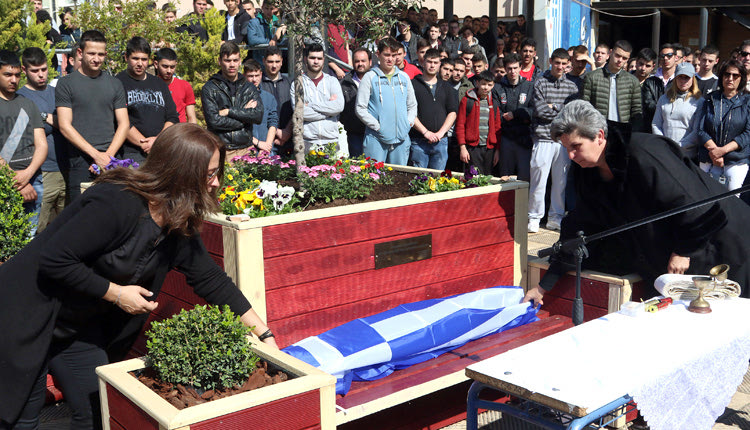 6ο ΕΠΑΛ: αποκαλυπτήρια του μνημείου για όσους μαθητές του 6ου ΕΠΑΛ Ηρακλείου έχουν χάσει τη ζωή τους σε τροχαίο δυστύχημα.