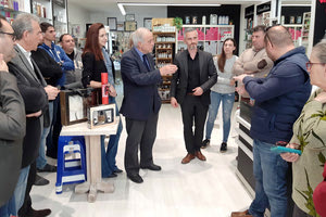 Με τους καταστηματάρχες της οδού Έβανς συναντήθηκε χθες το μεσημέρι της ο δήμαρχος Ηρακλείου Βασίλης Λαμπρινός, συνοδευόμενος από τον αντιδήμαρχο τεχνικών έργων Γιάννη Ανασταστάκη.