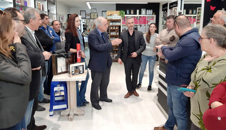 Με τους καταστηματάρχες της οδού Έβανς συναντήθηκε χθες το μεσημέρι της ο δήμαρχος Ηρακλείου Βασίλης Λαμπρινός, συνοδευόμενος από τον αντιδήμαρχο τεχνικών έργων Γιάννη Ανασταστάκη.