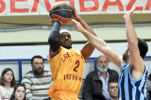 O Άντονι Χίκι με το Ρέθυμνο, σημειώνοντας triple double figure