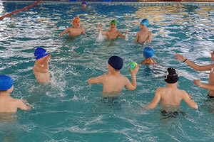 μαθητές στο πρόγραμμα κολύμβησης δημοτικών σχολείων­­