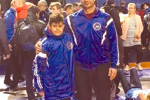 O 13χρονος παλαιστής του ΑΣ “ΠΑΛ.ΕΥ.Ε” Στέφανος Βαβίλης με τον κ. Δεσκουλίδη