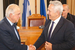 Συνάντηση ανάμεσα στον υπουργό Εθνικής Άμυνας Ευάγγελο Αποστολάκη και τον δήμαρχο Ηρακλείου Βασίλη Λαμπρινό. 