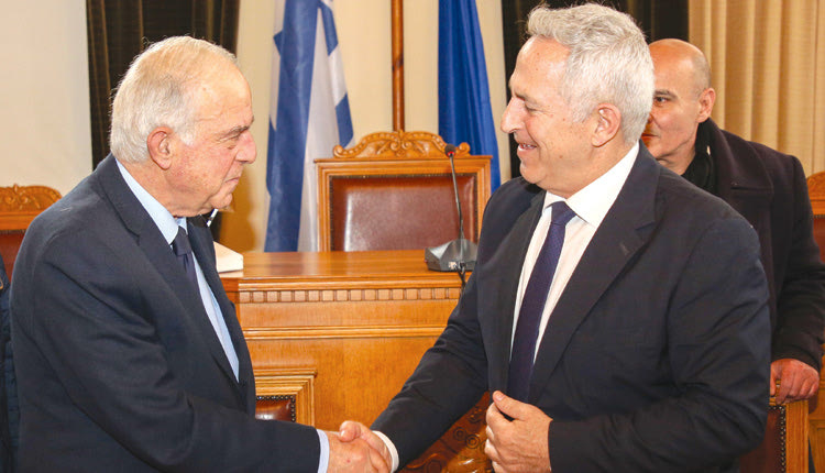 Συνάντηση ανάμεσα στον υπουργό Εθνικής Άμυνας Ευάγγελο Αποστολάκη και τον δήμαρχο Ηρακλείου Βασίλη Λαμπρινό. 