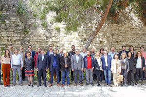 Με φόντο τα τείχη η φωτογραφία των υποψηφίων της “Συν + Πράξης Δημοτών” του Π. Ινιωτάκη