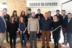 H νικήτρια ομάδα του Πειραματικού Γενικού Λυκείου Ηρακλείου με την κριτική επιτροπή στο εργαστήριο επιχειρηματικότητας για μαθητές Λυκείου, με τίτλο “1ο Student Entrepreneurship Lab”.