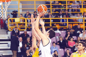 Ο Μπουμπάρης σε φάση από το χθεσινό ματς του ΟΦΗ