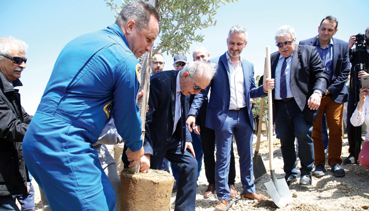Οι κοσμοναύτες φυτεύουν ελαιόδεντρα, το σύμβολο της ειρήνης και της ευγενούς άμιλλας