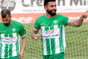 Ο Ηλιόπουλος πανηγυρίζει το γκολ που πέτυχε