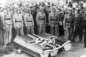 Νεκροταφείο Καστελλίου, 2 Σεπτεμβρίου 1942. Τρεις Βρετανοί αεροπόροι κηδεύονται μετά την πτώση του αεροπλάνου τους στη θέση «Κεφάλα-Ατσιπαράς».