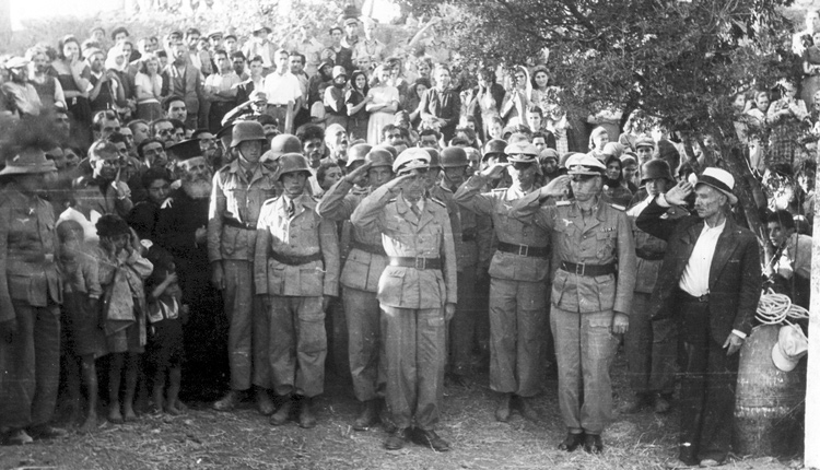 Νεκροταφείο Καστελλίου, 2 Σεπτεμβρίου 1942. Από την ταφή των τριών Βρετανών αεροπόρων