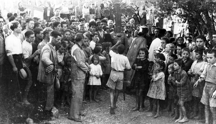 Αποχώρηση από το νεκροταφείο Καστελλίου μετά την ταφή.