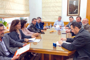 εργολαβία αποκατάστασης του οδικού δικτύου που υπόγραψε ο περιφερειάρχης κ. Στ. Αρναουτάκης.