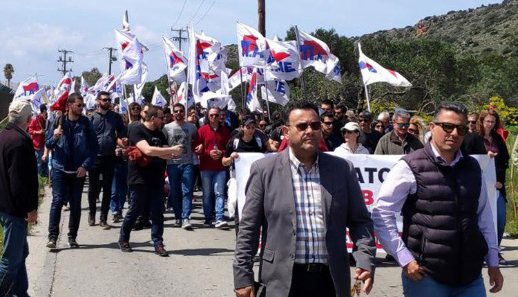 Πορεία ειρήνης στη βάση της Σούδας που οργάνωσε η ΕΕΔΥΕ