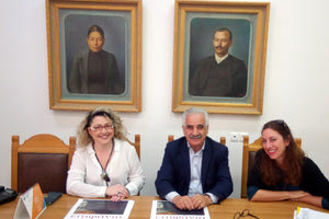 Ο κ. Ευριπίδης Κουκιαδάκης, η εικαστικός Καδιανή Βελιγραντάκη (δεξιά) και η διευθύντρια εκθέσεων του ΜΦΙΚ, κ. Λένα Μπορμπουδάκη