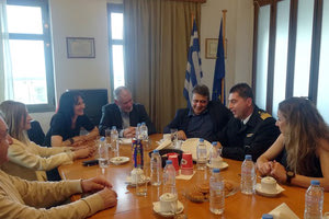 Στιγμιότυπο από την επίσκεψη της Έλενας Κουντουρά στον ΟΛΗ