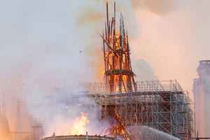 Παγκόσμια θλίψη από την πυρκαγιά που κατέστρεψε μέρος της πιο διάσημης γαλλικής εκκλησίας, της Παναγίας των Παρισίων.