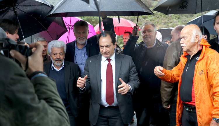 Υπό βροχή η παράδοση του δρόμου από τον Χρήστο Σπίρτζη