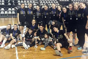 Η ομάδα γυναικών του ΟΦΗ με το κύπελο