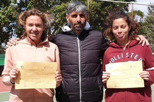 Η Ζαφειροπούλου και η Κωστάκη με τον προπονητή τους