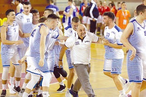 Οι παίκτες των Εκπαιδευτηρίων «Λαμπίρη» πανηγυρίζουν την πρόκριση στα ημιτελικά