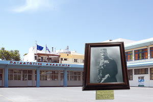 Τα σχολεία που στεγάζονται στην Παιδαγωγική Ακαδημία τιμούν τη μνήμη του δωρητή του οικοπέδου του κτηρίου, του στρατηγού, Γεωργίου Κατεχάκη (καπετάν Ρούβα)