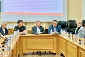 Τη μαθητική εικονική επιχείρησή τους creta-xenia.com παρουσίασαν στον περιφερειάρχη Κρήτης Σταύρο Αρναουτάκη οι μαθητές του Λυκείου Μοχού