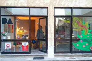 , η καλλιτεχνική ομάδα του αυτοδιαχειριζόμενου κοινωνικού χώρου Da, που βρίσκεται στην οδό Ντεντιδάκηδων 15, στο Καμαράκι.